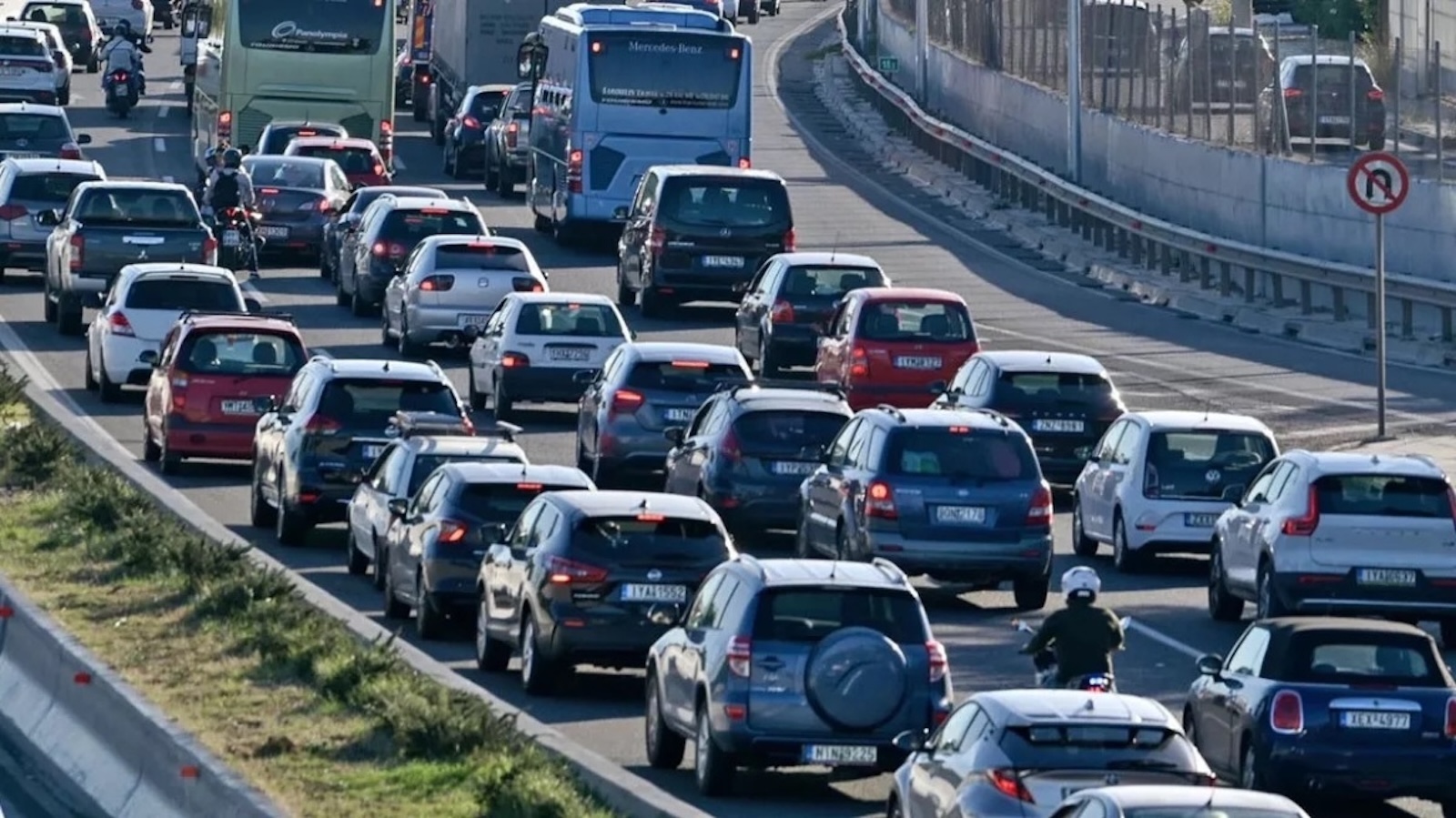 28η Οκτωβρίου: Πού κλείνουν δρόμοι και πού στήνει μπλόκα η Τροχαία 